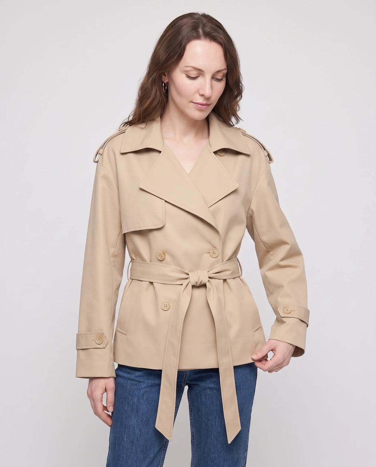 Women's short belted trench coat with lapels and long sleeves
