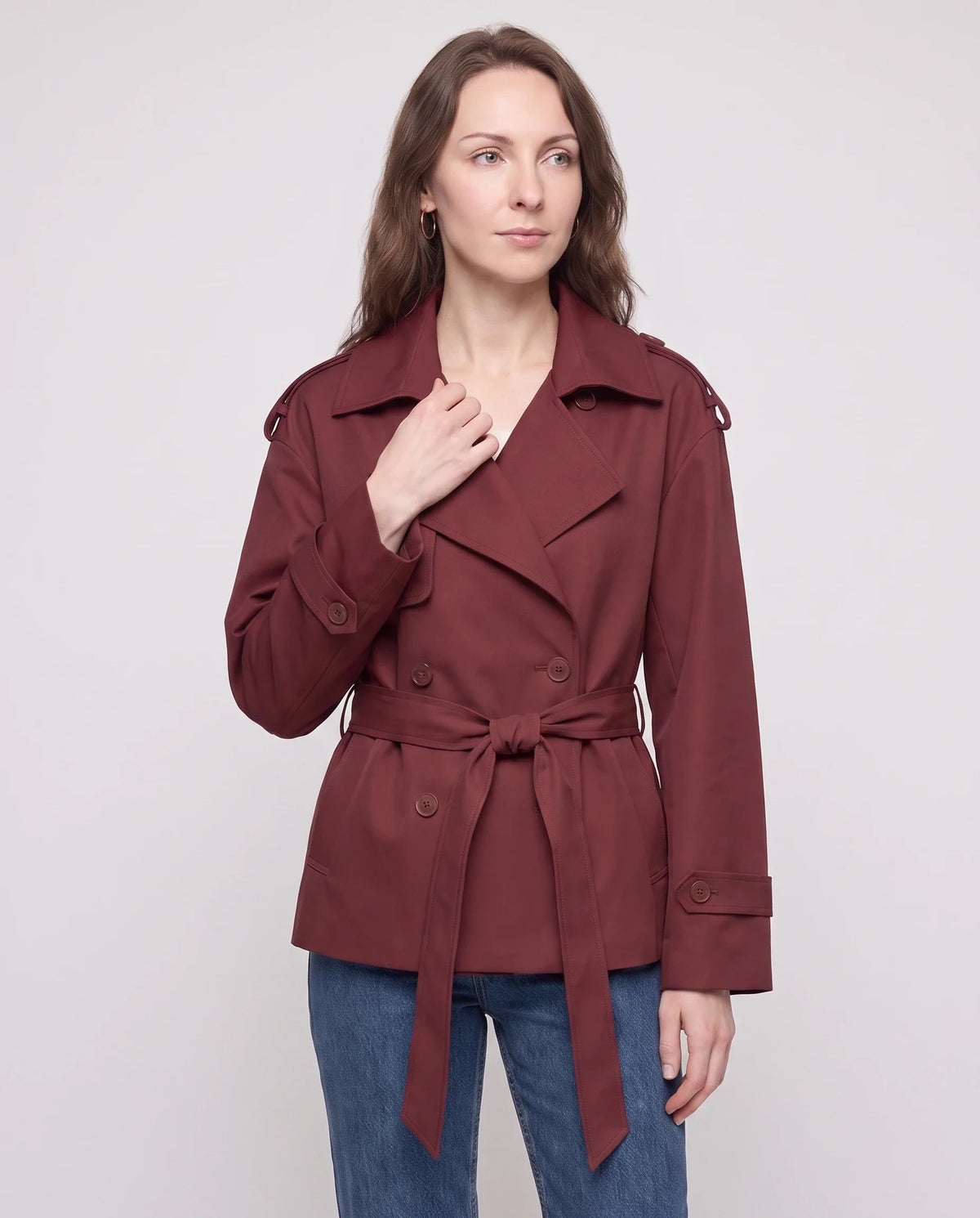 Women's short belted trench coat with lapels and long sleeves