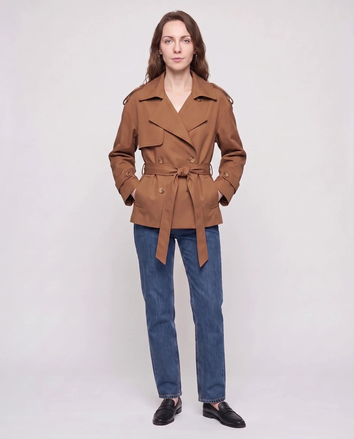 Women's short belted trench coat with lapels and long sleeves