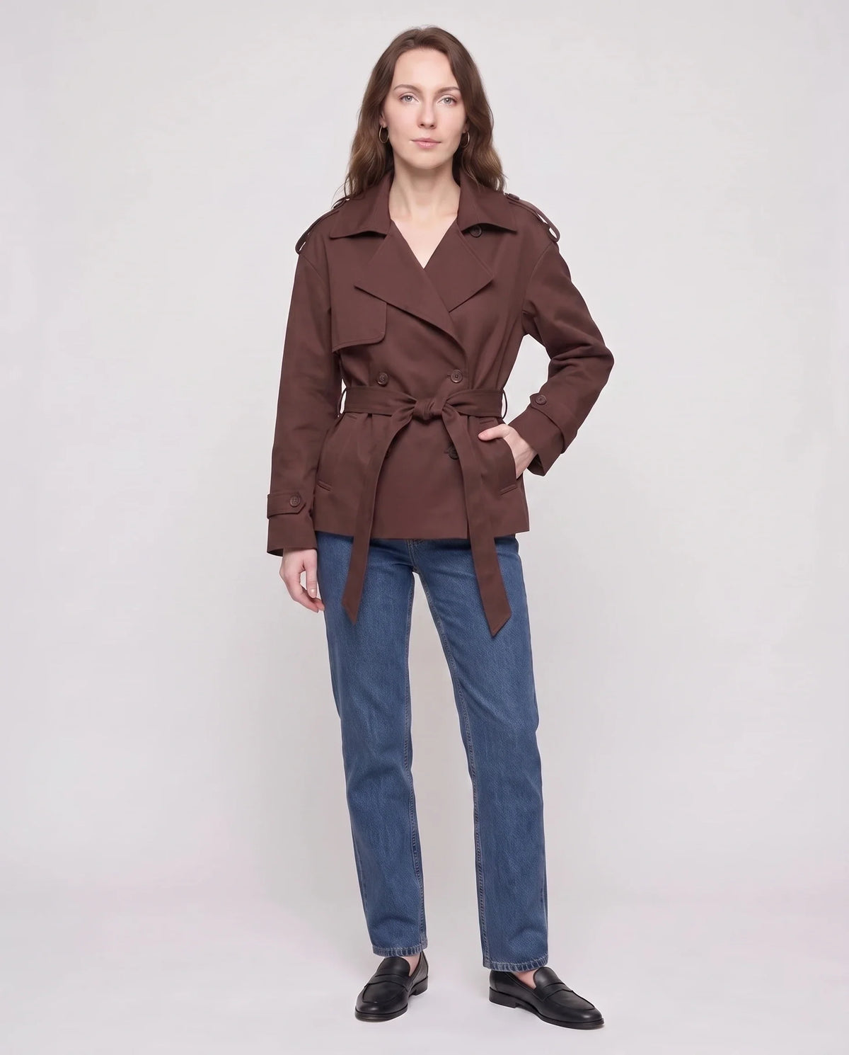 Women's short belted trench coat with lapels and long sleeves