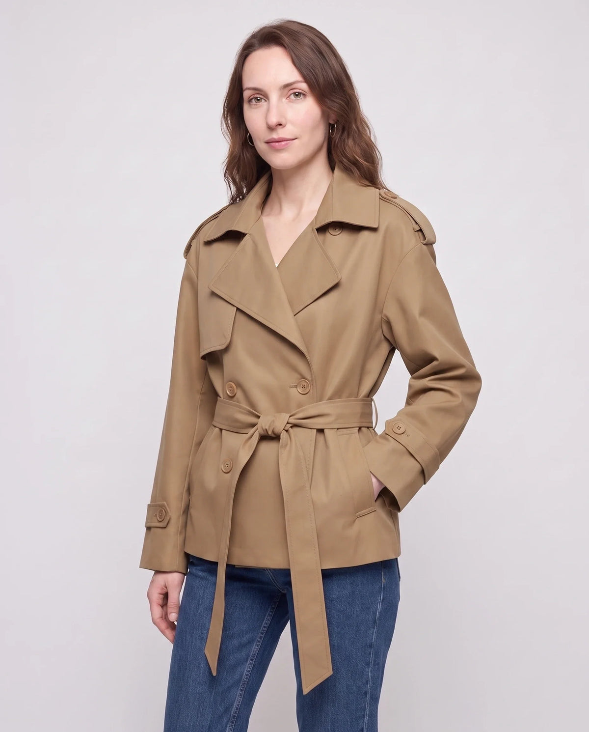 Women's short belted trench coat with lapels and long sleeves