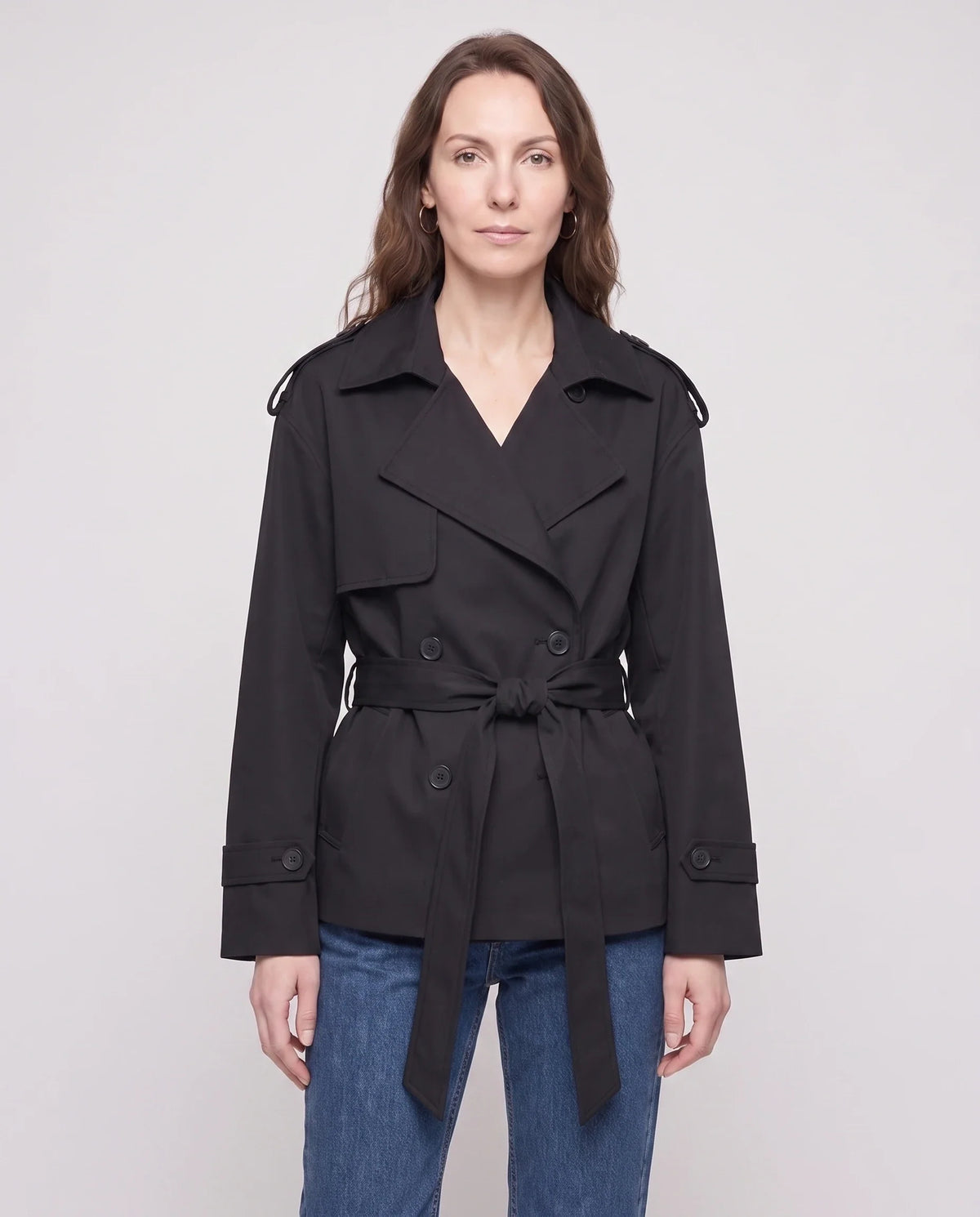 Women's short belted trench coat with lapels and long sleeves