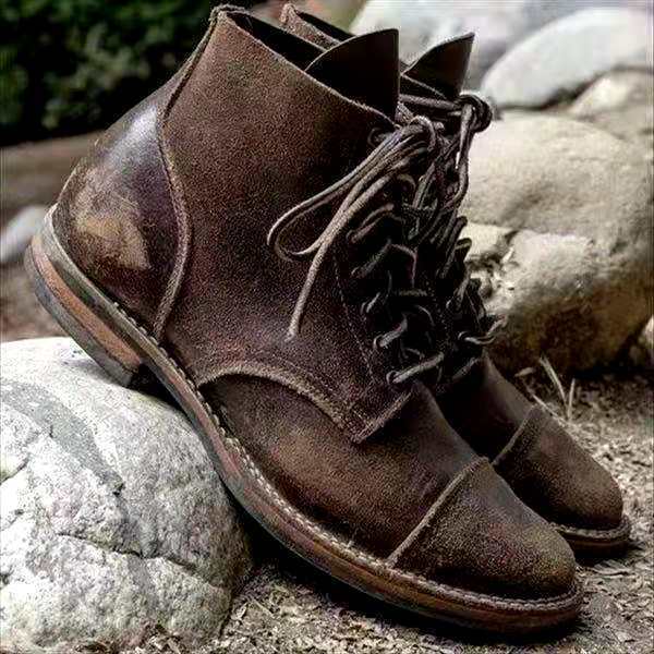 Men's lace-up ankle boots with rounded toes, metal eyelets and stitched soles