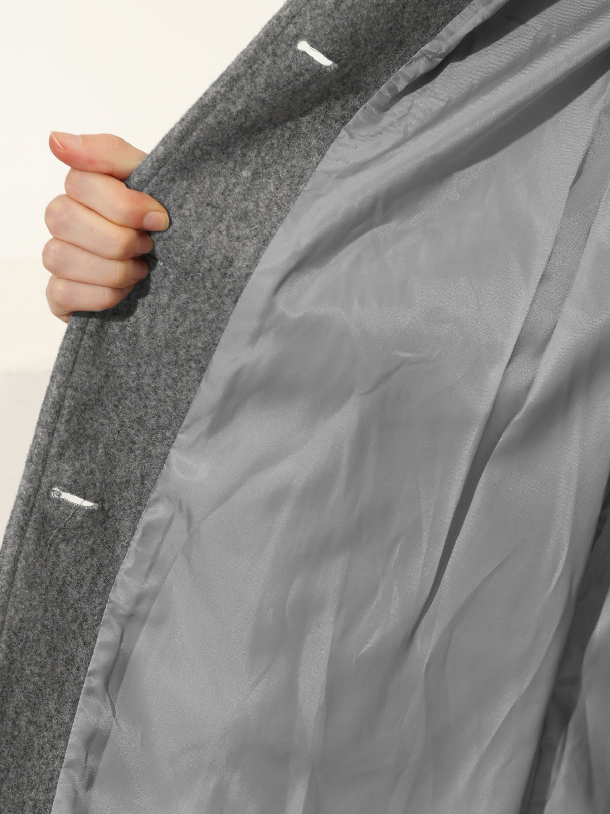 Women's single-breasted long coat with notched collar and button fastening