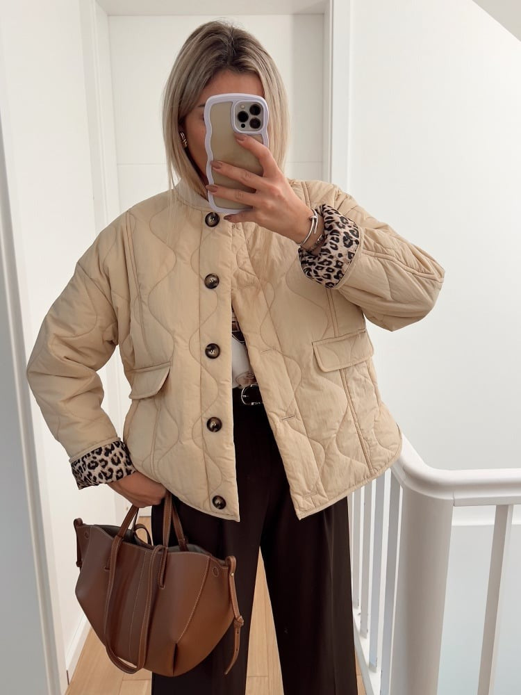 Women's quilted jacket with leopard-print cuffs, button front and flap pockets