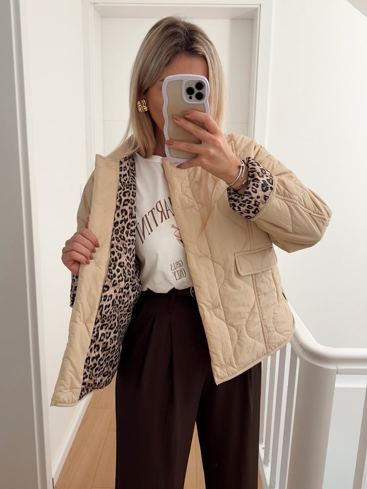 Women's quilted jacket with leopard-print cuffs, button front and flap pockets