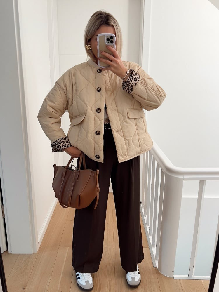 Women's quilted jacket with leopard-print cuffs, button front and flap pockets