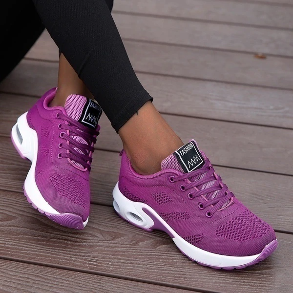 Women's lace-up trainers with textured upper, rounded toe and layered platform sole