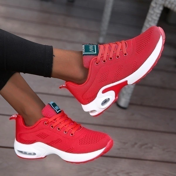 Women's lace-up trainers with textured upper, rounded toe and layered platform sole