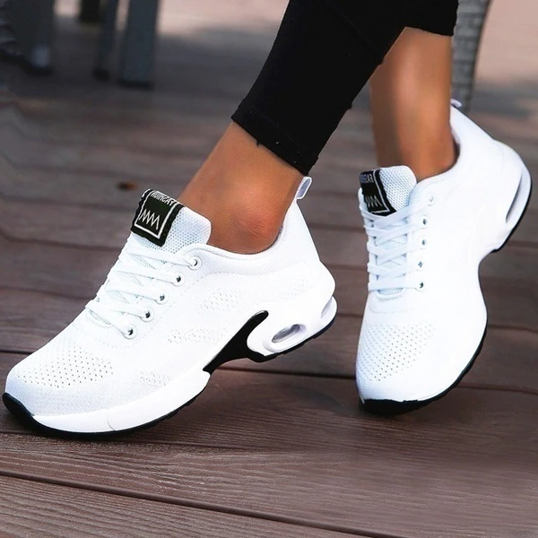 Women's lace-up trainers with textured upper, rounded toe and layered platform sole