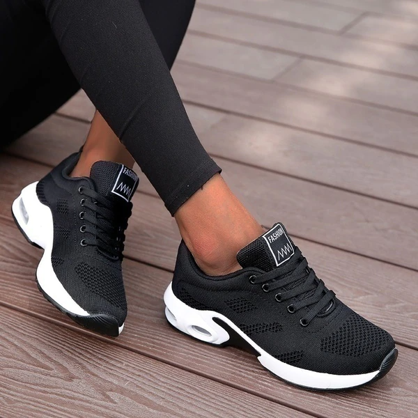 Women's lace-up trainers with textured upper, rounded toe and layered platform sole
