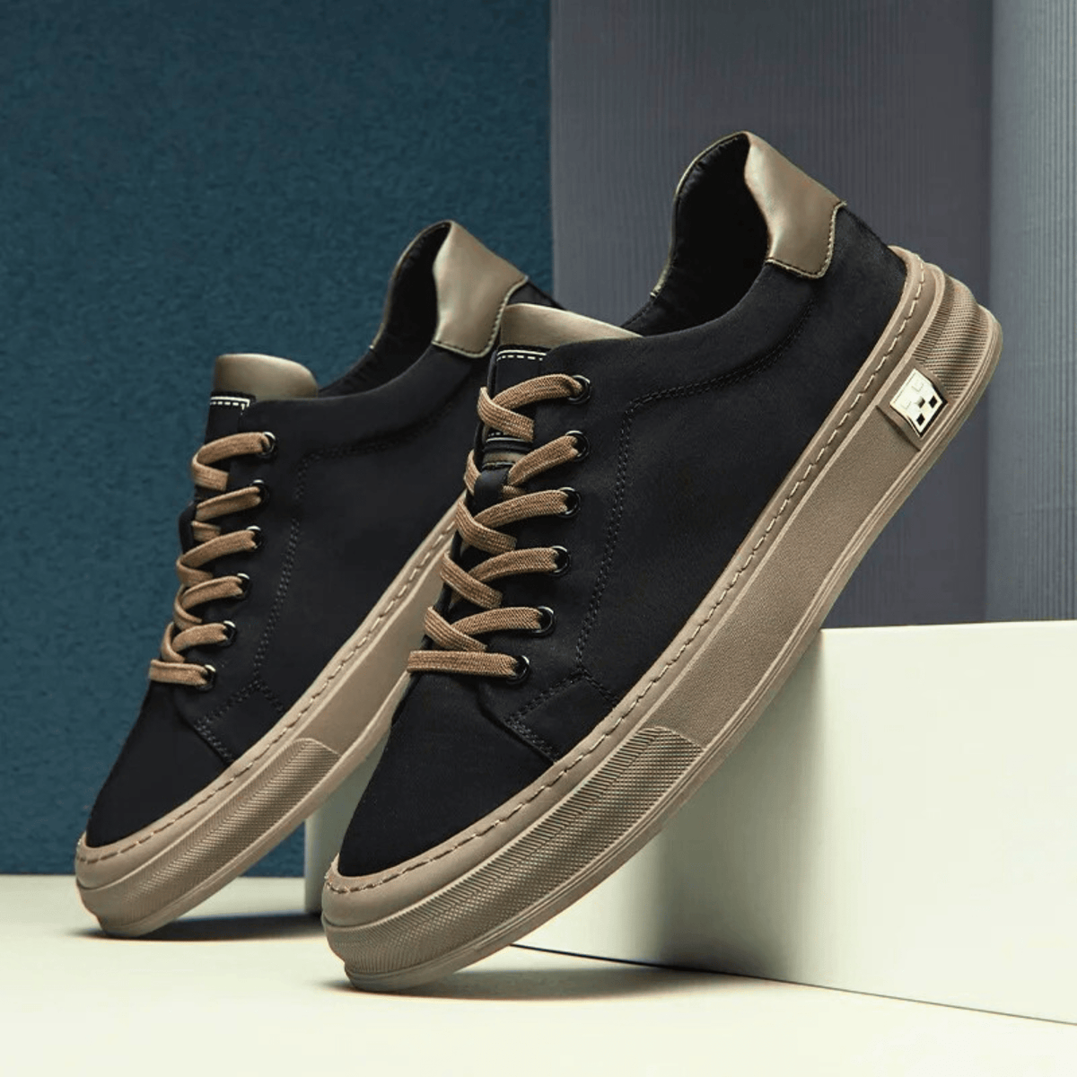 Low-top lace-up trainers with contrast sole and stitched panels