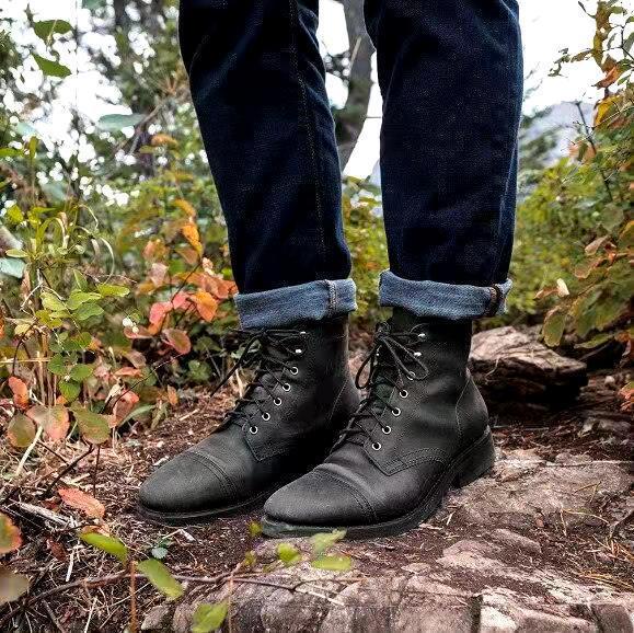 Men's lace-up ankle boots with rounded toes, metal eyelets and stitched soles